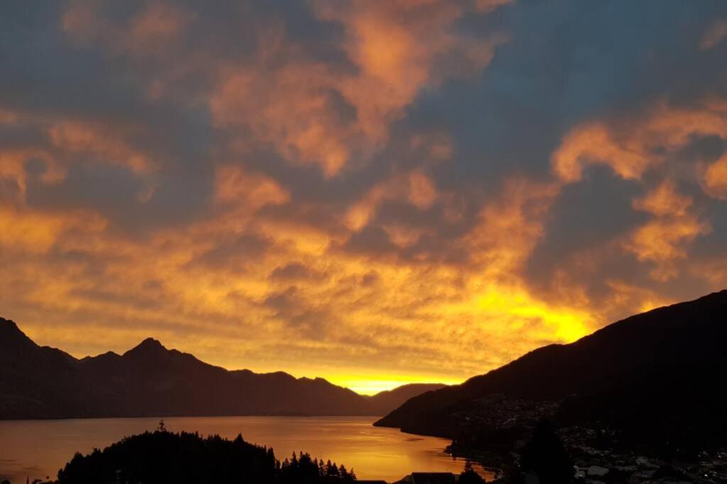 Stunning Home With Amazing Wakatipu Lake Views Κουίνσταουν Εξωτερικό φωτογραφία