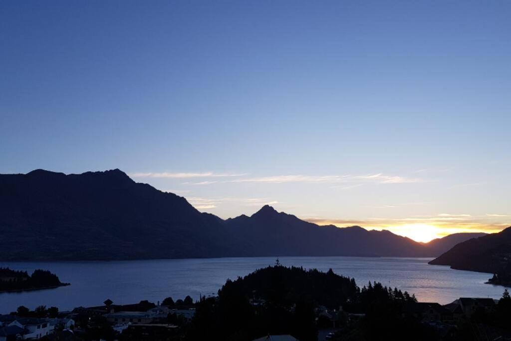 Stunning Home With Amazing Wakatipu Lake Views Κουίνσταουν Εξωτερικό φωτογραφία